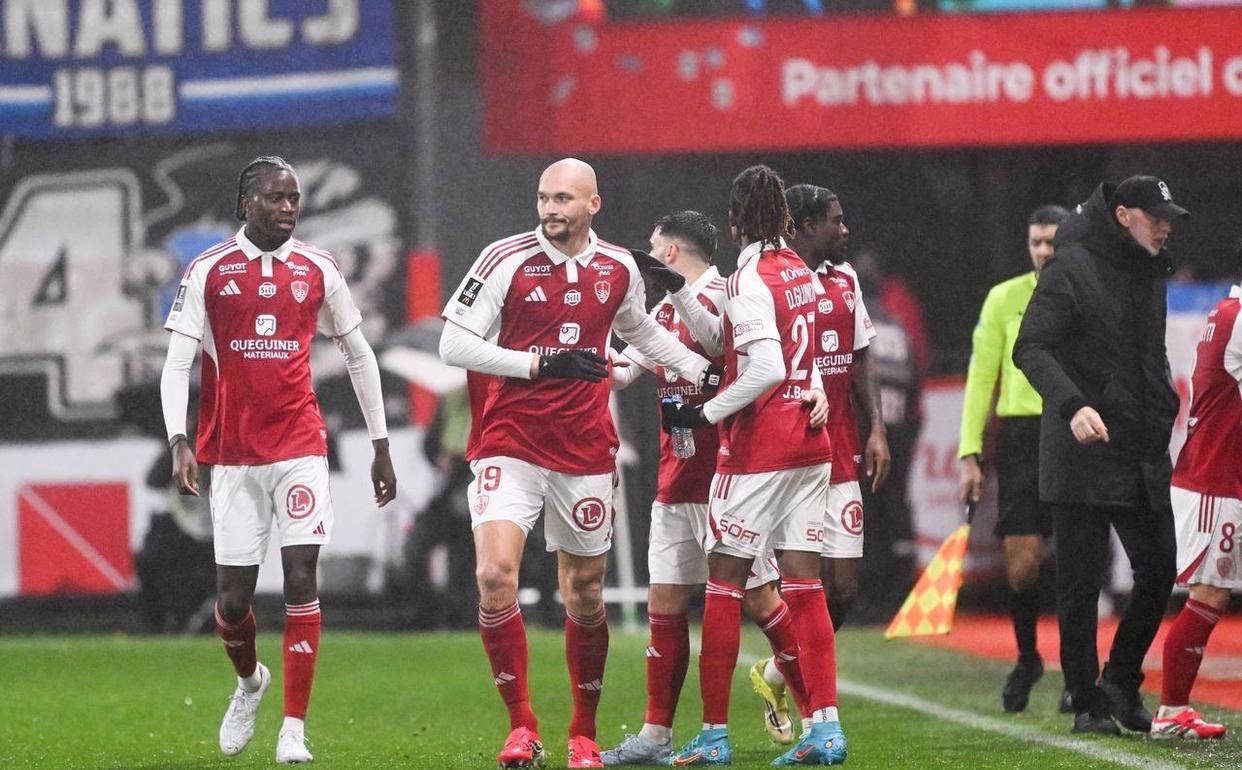 法甲第23轮爆冷：马赛客场0-2不敌布雷斯特，最新积分榜全面更新